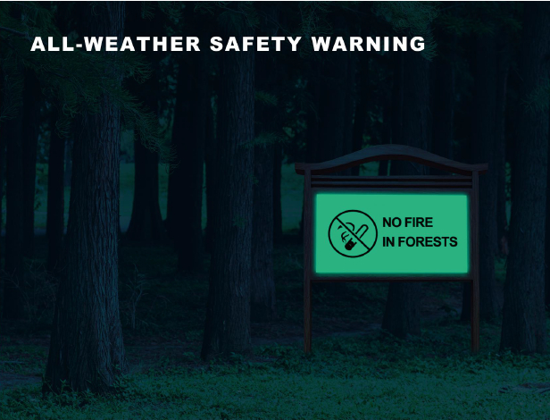 Lumière inorganique Signalisation d'avertissement auto-lumineux en forêt et pittoresque